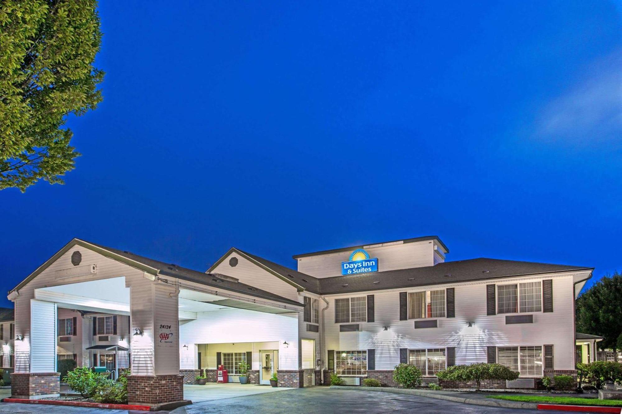 Days Inn & Suites By Wyndham Gresham Exterior photo